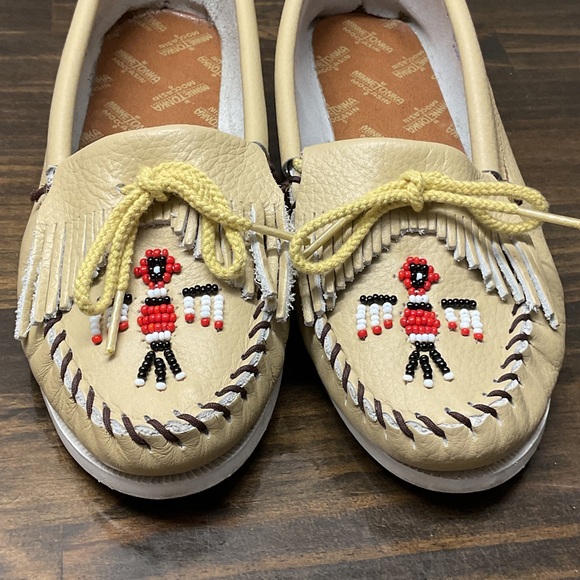 Lot Bundle Two Pair Women’s Minnetonka Beaded Fringe Moccasin Loafers Tan White - Picture 2 of 11